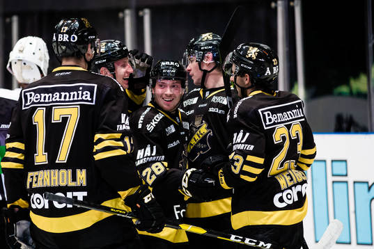 s Jesper Frödén (m) jublar med Simon Fernholm , Fredric