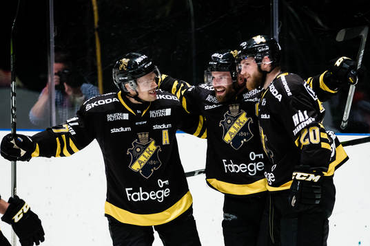 s Sam Marklund (h) jublar med Christian Sandberg och Eric
