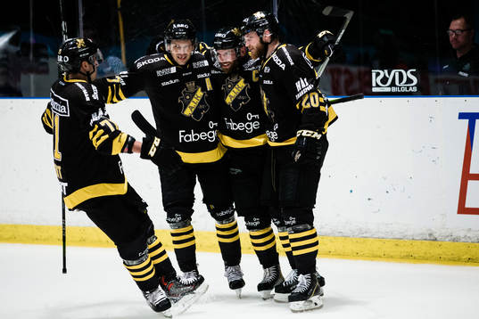 s Sam Marklund jublar med Christian Sandberg , Eric