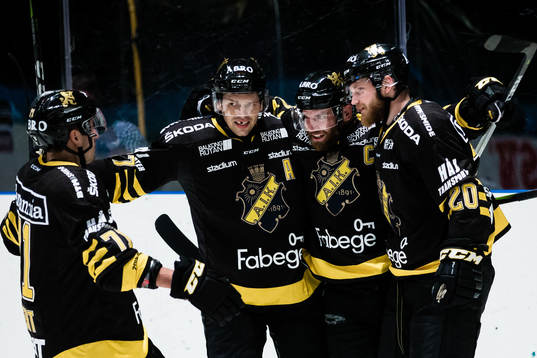s Sam Marklund jublar med Christian Sandberg , Eric