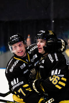 s Anton Holm jublar med Filip Windlert