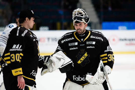 s målvakt Johannes Jönsson (h) gratuleras av målvakt