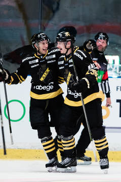 s Fredric Weigel jublar med Anton Holm