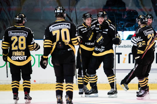 s Fredric Weigel jublar med Anton Holm