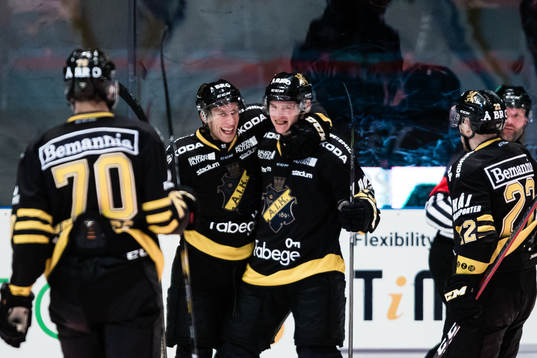 s Fredric Weigel jublar med Anton Holm