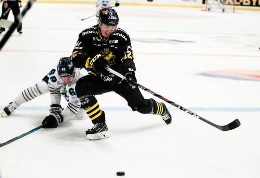 s Max Lindholm i kamp om pucken Karlskogas Jonatan Harju