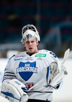 Karlskogas målvakt Olle Eriksson Ek innan ishockeymatchen