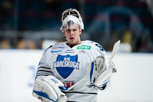 Karlskogas målvakt Olle Eriksson Ek innan ishockeymatchen