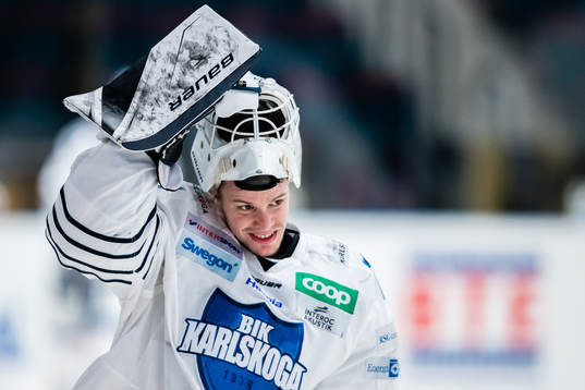 Karlskogas målvakt Henrik Lundberg innan ishockeymatchen i