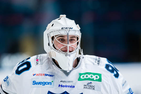 Karlskogas målvakt Olle Eriksson Ek innan ishockeymatchen