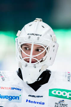 Karlskogas målvakt Henrik Lundberg innan ishockeymatchen i