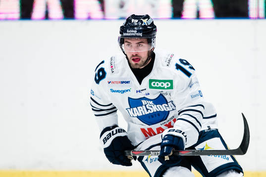 Karlskogas Viktor Ekarv innan ishockeymatchen i