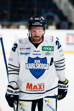 Karlskogas Fredrik Höggren deppar innan ishockeymatchen i