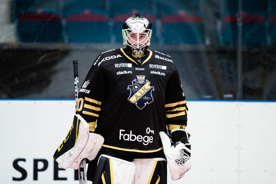 s målvakt Erik Källgren innan ishockeymatchen i