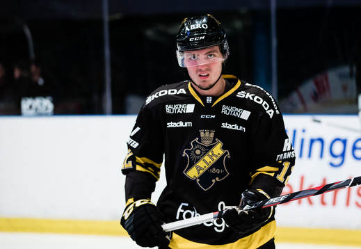 s Max Lindholm innan ishockeymatchen i Hockeyallsvenskan