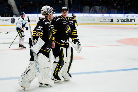 s målvakt Erik Källgren och målvakt Johannes Jönsson
