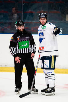 Karlskogas Viktor Ekarv diskuterar med domare