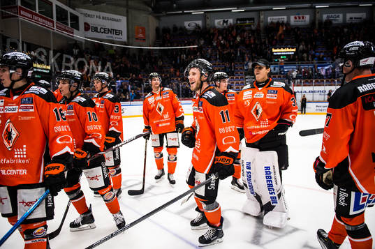 Karlskronas Josef Ingman jublar med lagkamrater