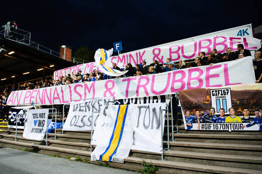 Sundsvalls supportrar med en banderoll