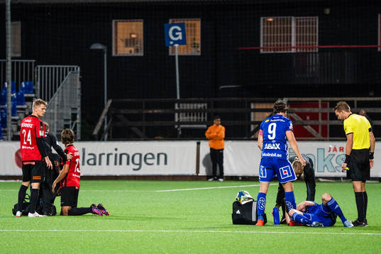 En Brommapojkarnaspelare och en Sundsvallsspelare ligger ner