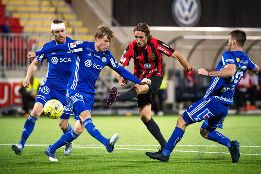 Brommapojkarnas Philip Hellqvist  gör 1-1