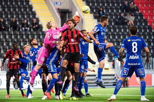 Sundsvalls Sundsvalls målvakt William Eskelinen räddar