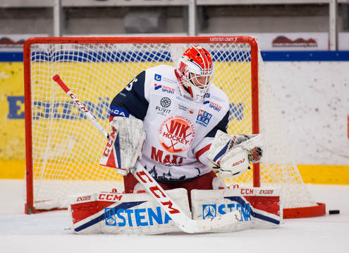 Västerviks målvakt Emil Kruse innan ishockeymatchen i