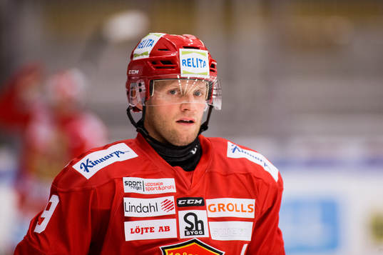 Almtunas Tony Mårtensson innan ishockeymatchen i