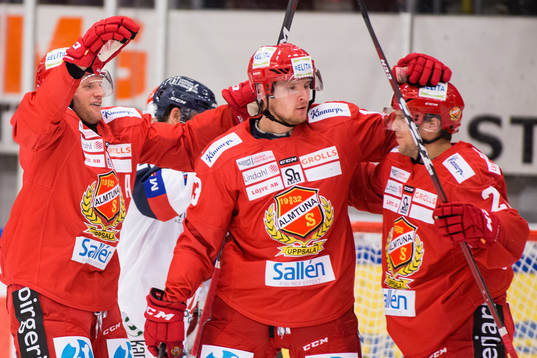 Almtunas Tobias Liljendahl (m) jublar