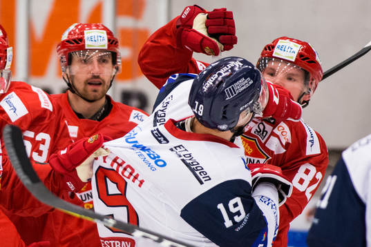 Bråk mellan Västerviks Jens Holmström och Almtunas