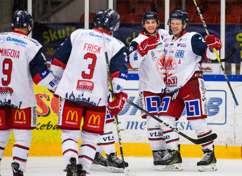 Västerviks Gabriel Desjardins (till höger) jublar med