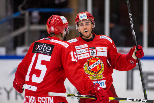 Almtunas Victor Rollin-Carlsson jublar med målskytten till