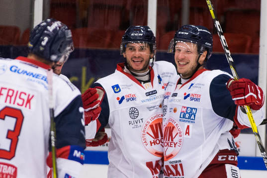 Västerviks Darren Nowick och Gabriel Desjardins jublar
