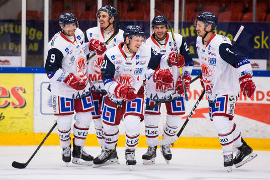 Västerviks Gabriel Desjardins jublar med sina lagkamrater