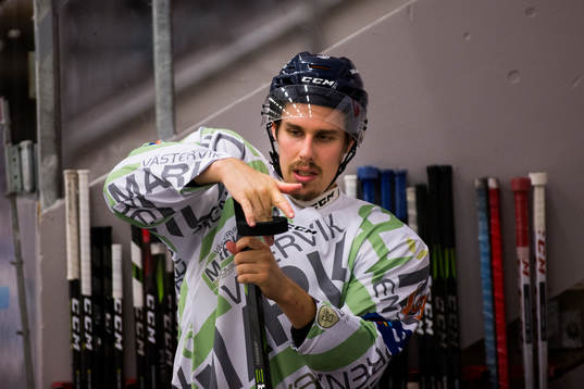 Västerviks Jens Holmström lindar en klubba innan