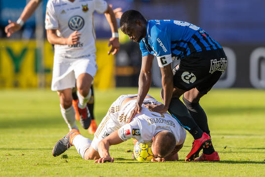 Östersunds Douglas Bergqvist blir nedtryckt av Sirius