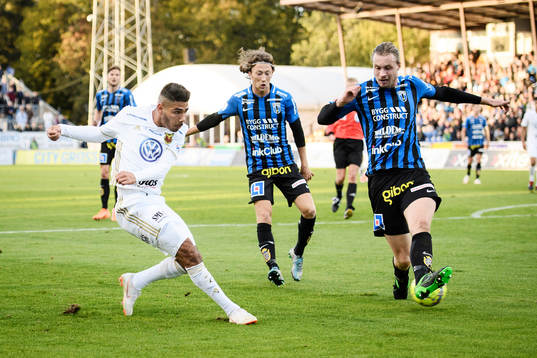 Östersunds Hosam Aiesh slår ett inlägg
