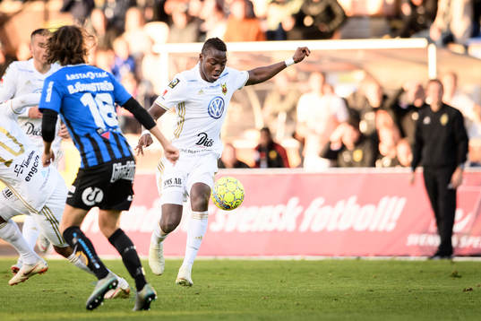 Östersunds Patrick Kpozo laddar för ett skott