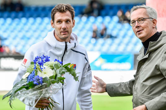 Djurgårdens målvakt Andreas Isaksson får ta emot blommor