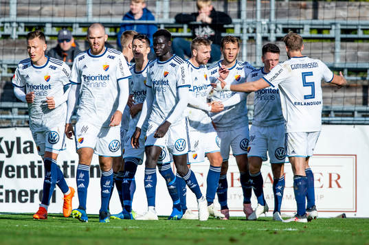 Djurgårdens Kerim Mrabti jublar med lagkamraterna