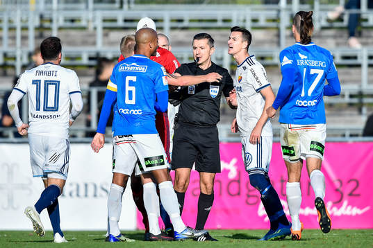 Domaren går emellan Trelleborgs Salif Camara Jönsson och