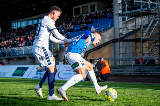Kerim Mrabti mot Trelleborgs Felix Hörberg