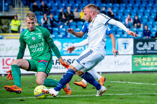 Djurgårdens Nicklas Bärkroth mot Trelleborgs målvakt