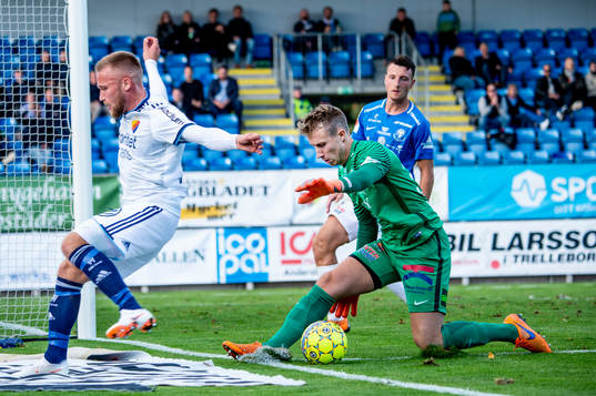 Djurgårdens Nicklas Bärkroth mot Trelleborgs målvakt