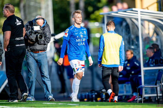 Trelleborgs Erik Andersson lämnar planen