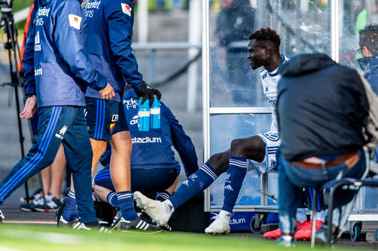 Djurgårdens Aliou Badji lämnar planen skadad