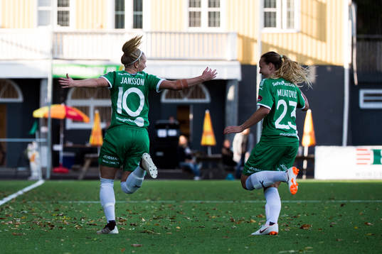 Hammarbys Emma Jansson jublar med lagkamrat Milica Mijatovic