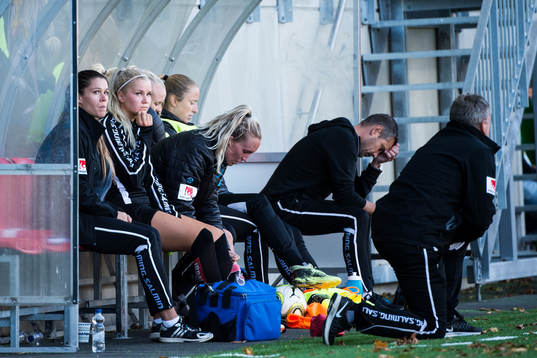 Göteborgs tränare Marcus Lantz och spelare deppar