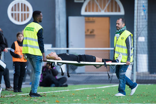 Göteborgs Beata Kollmats blir utburen på bår