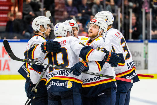 Djurgårdens Linus Hultström blir omkramad